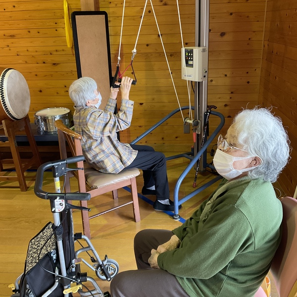 肩の運動をしながら、会話もしています