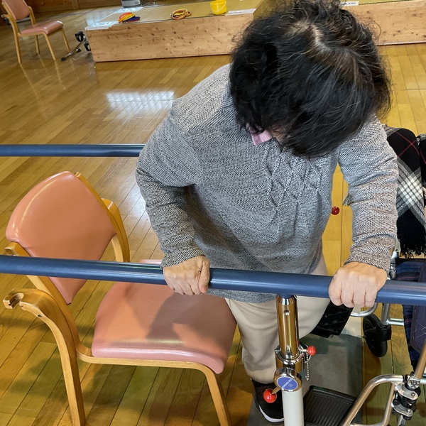 起立、方向転換をしています