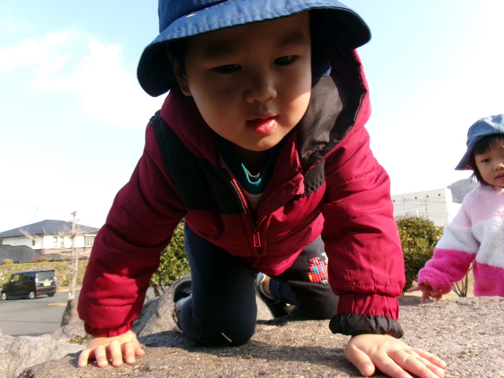 宮崎公園の石で遊んでいる様子 (1)