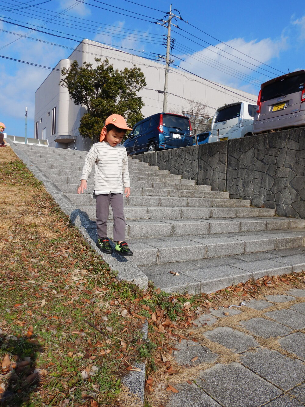 公園で遊んでいる様子 (4)