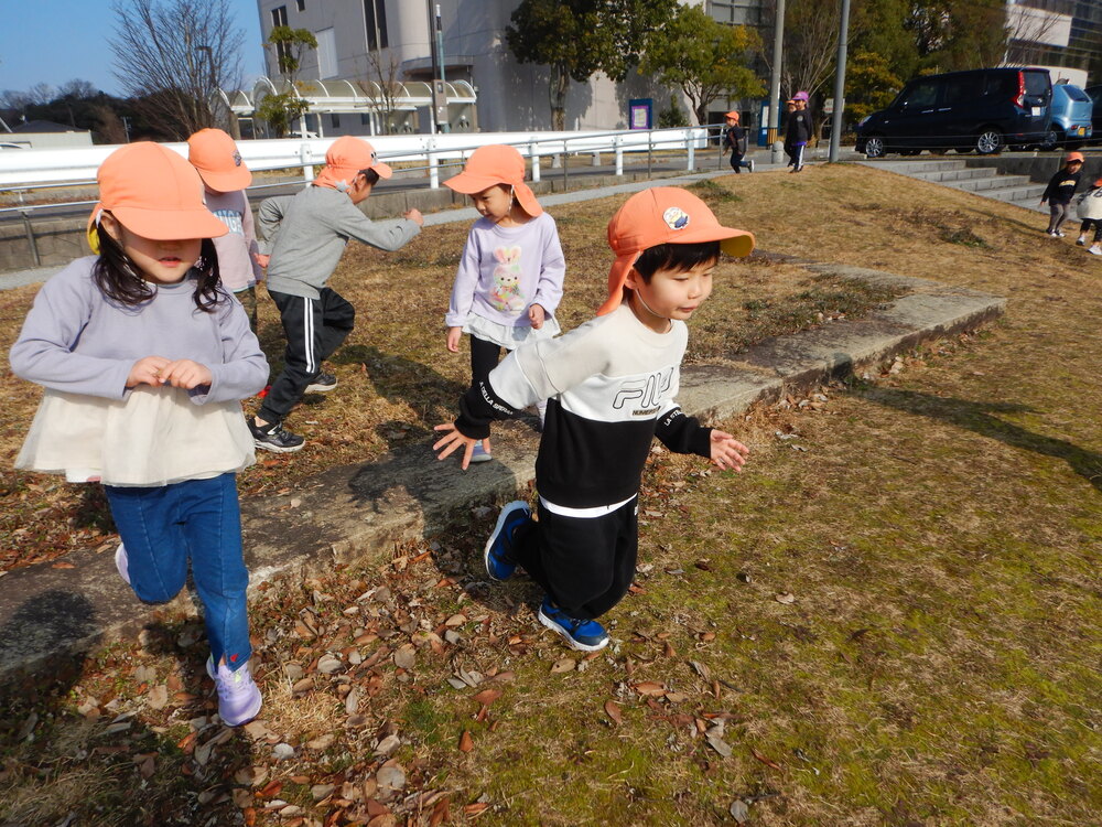 公園で遊んでいる様子 (6)