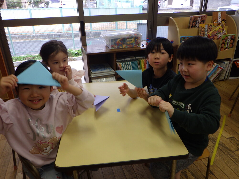 画用紙で折り紙を折っている