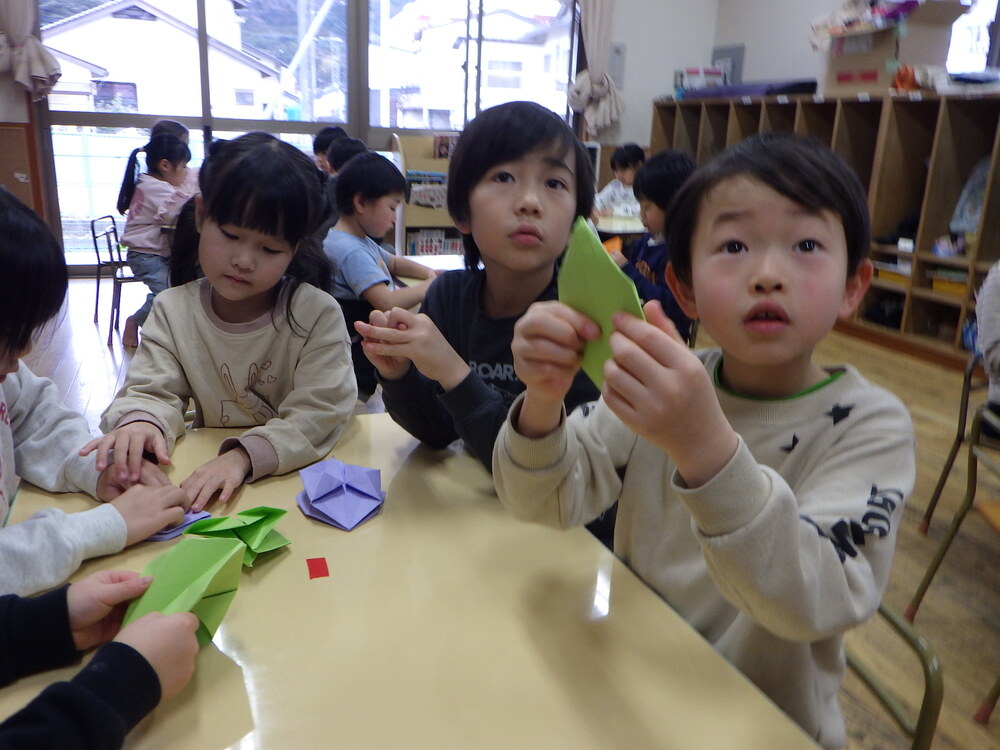 画用紙で桝を折っている