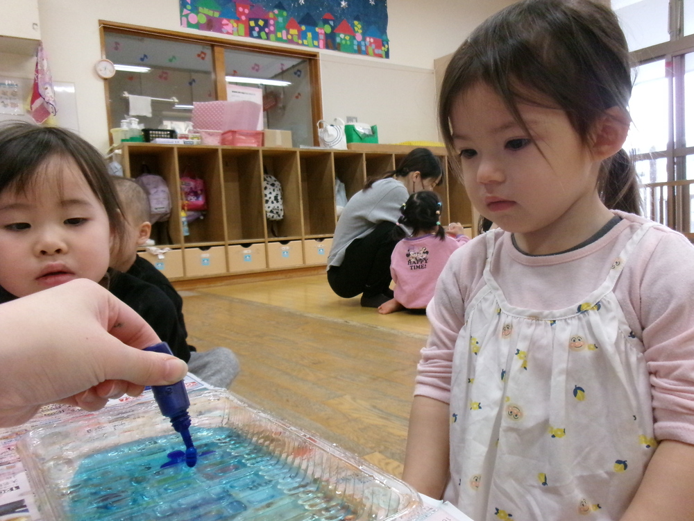 製作をする子ども (1)