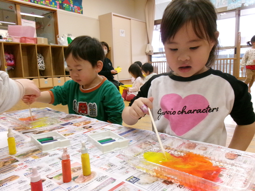 製作をする子ども (2)