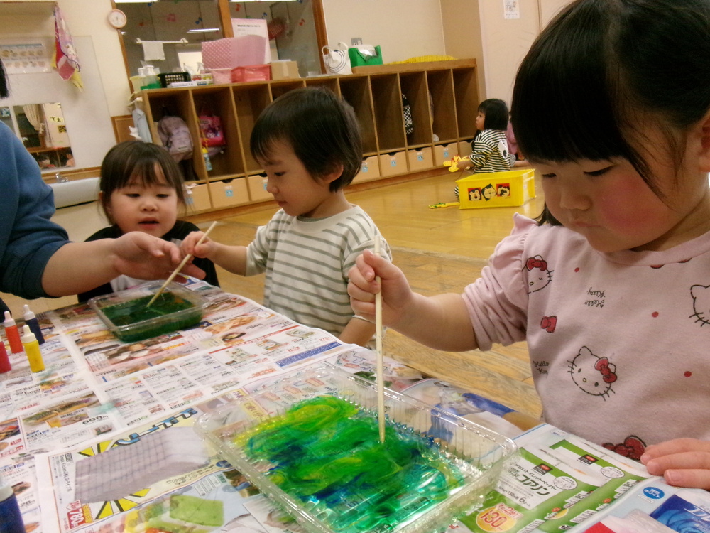 製作をする子ども (4)