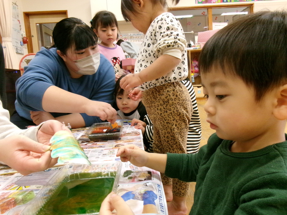 製作をする子ども (5)