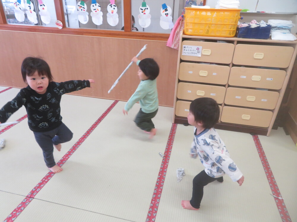 新聞紙で遊ぶ様子 (1)