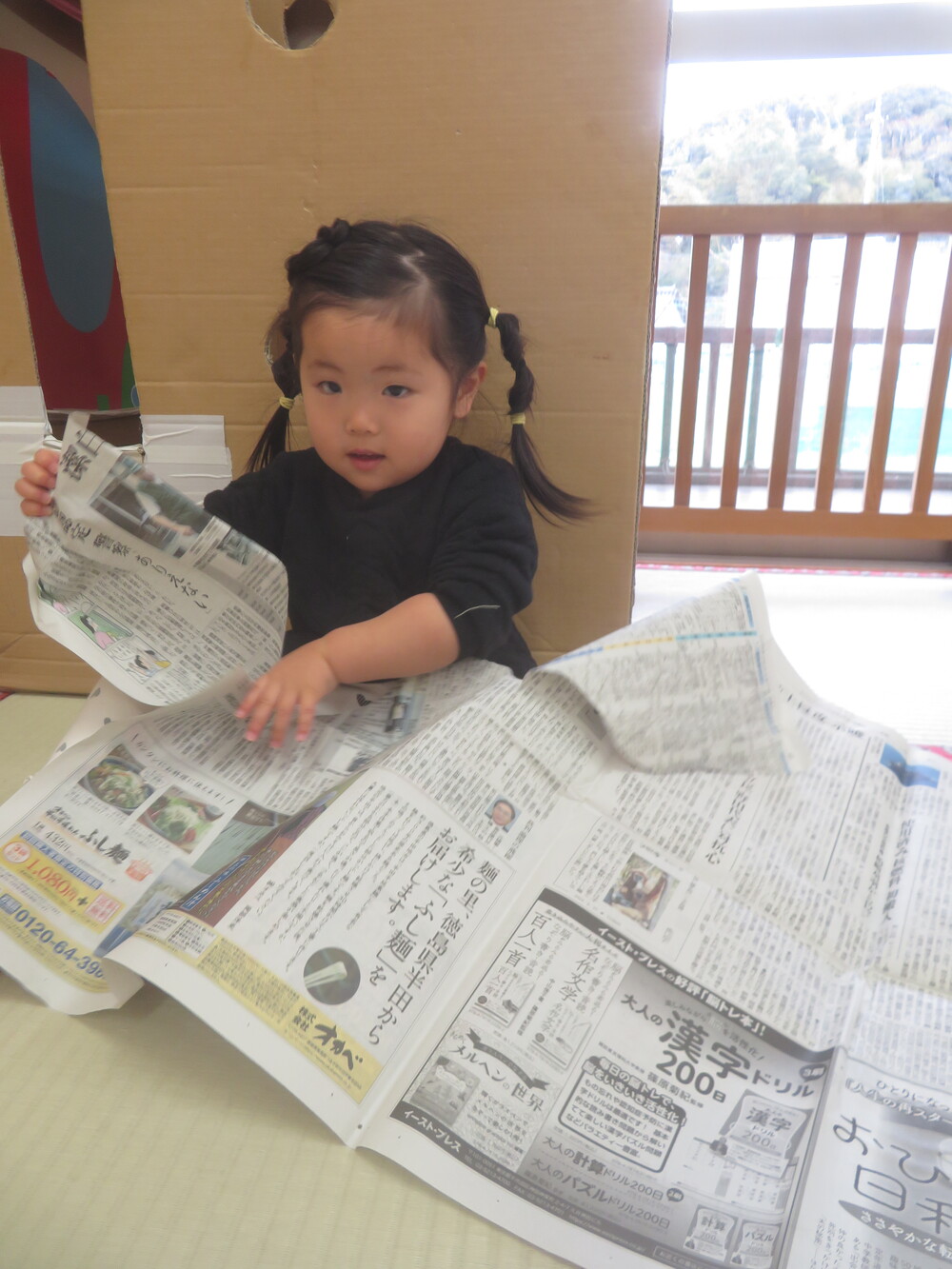 新聞紙で遊ぶ様子 (2)