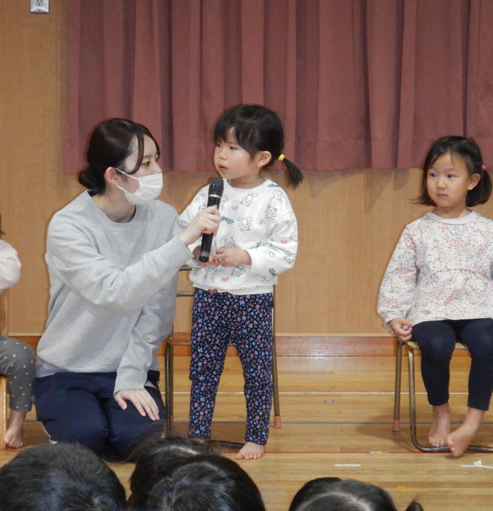インタビューに答えている様子 (1)