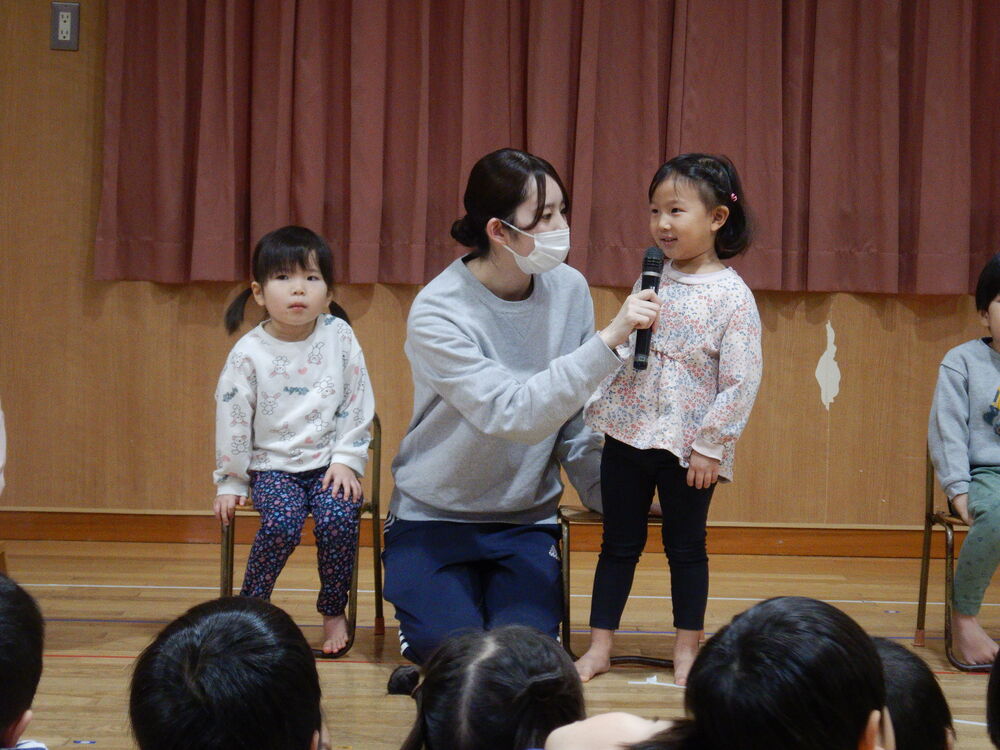 インタビューに答えている様子 (2)