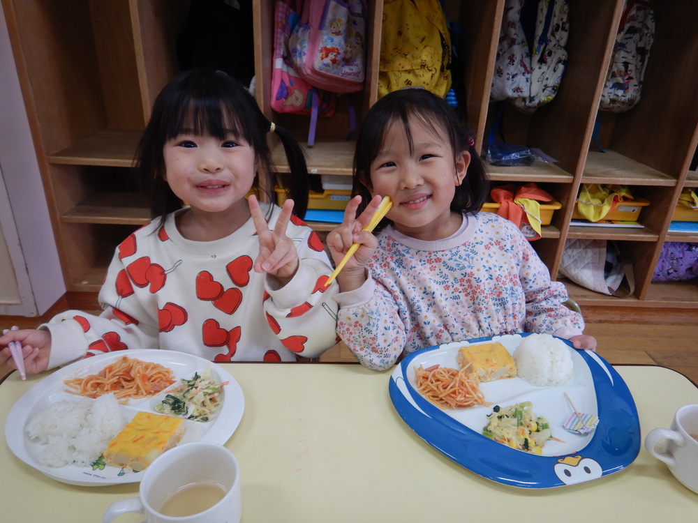 給食を食べている様子 (1)