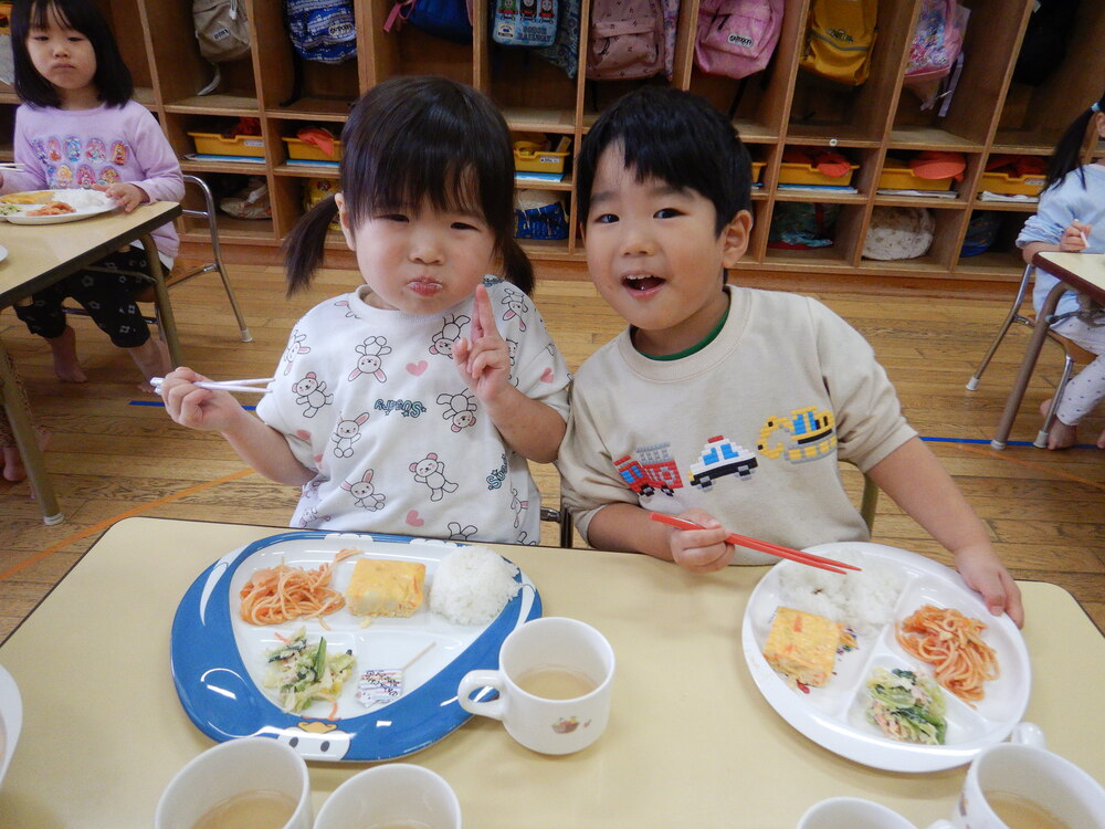 給食を食べている様子 (2)