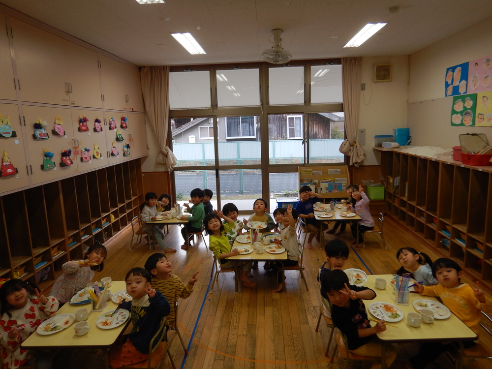給食を食べている様子 (3)