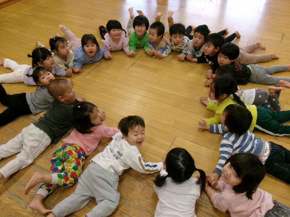 大根抜きを楽しむ子ども