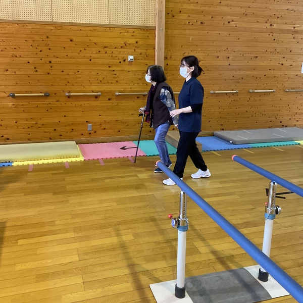 歩いています
