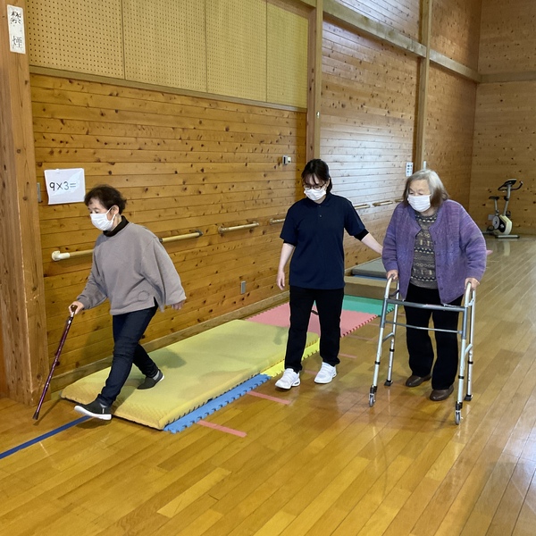 歩いています