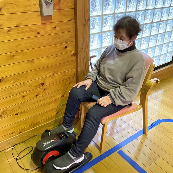 器具を使用し運動しています