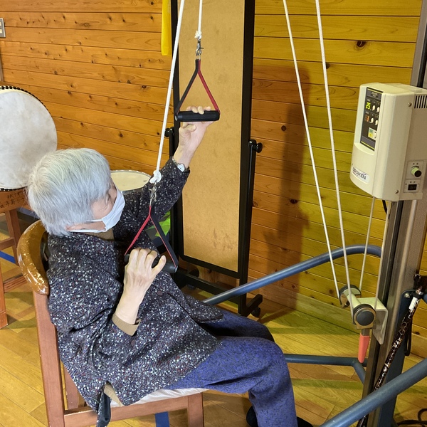 器具を使用し運動しています