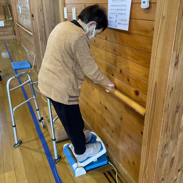 器具を使用しストレッチしています