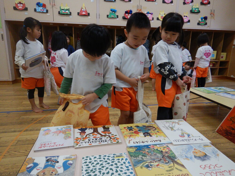 親子読書の絵本を選んでいる様子 (2)
