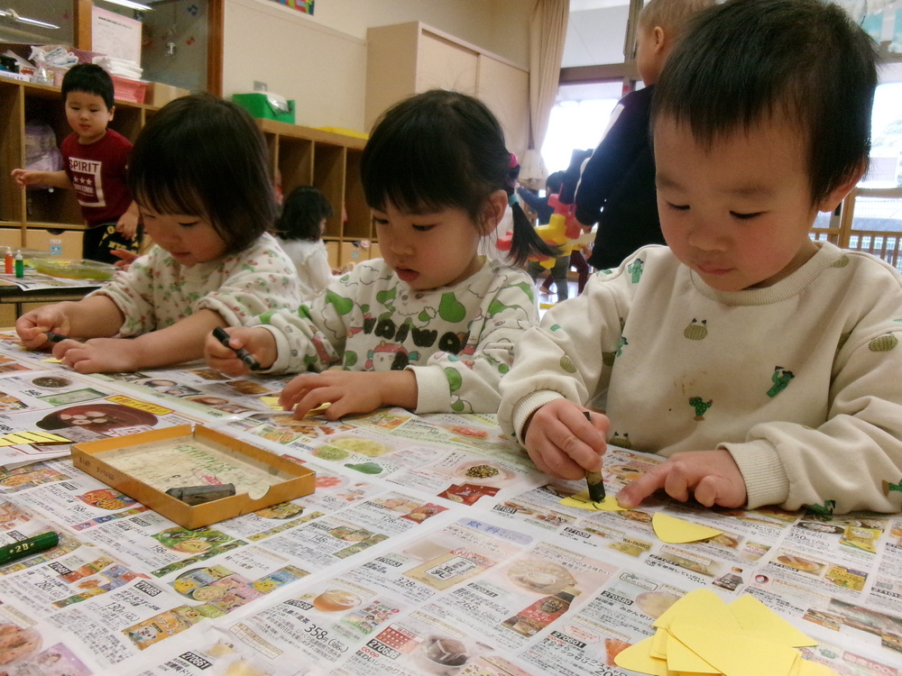 製作をする子ども (2)