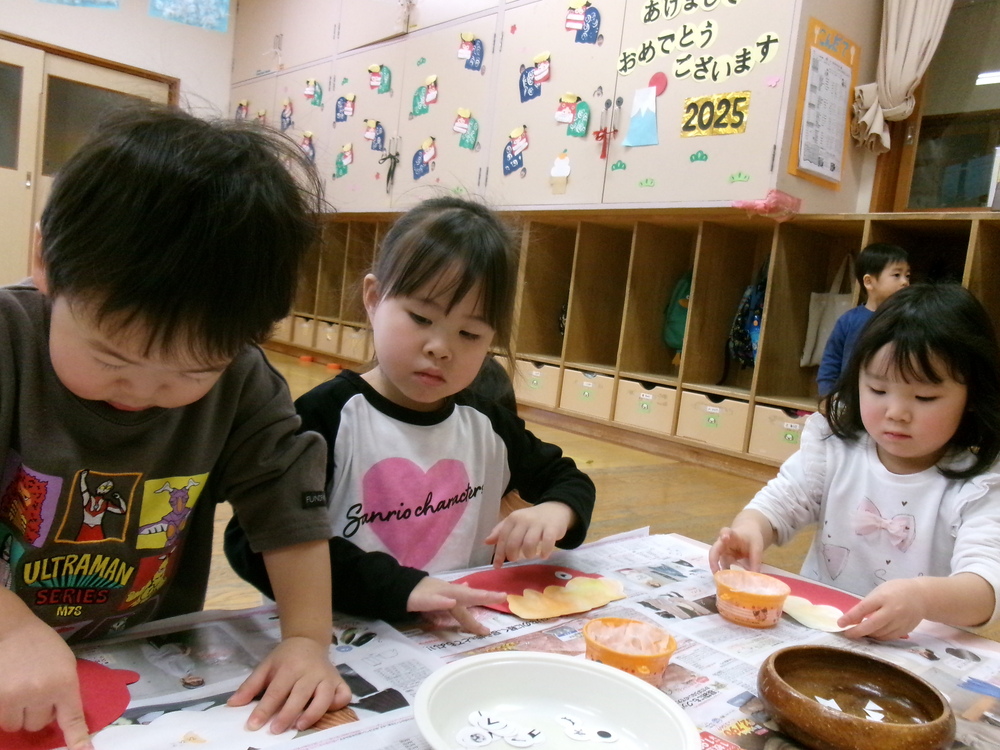 製作をする子ども (4)