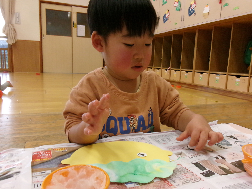 製作をする子ども (5)