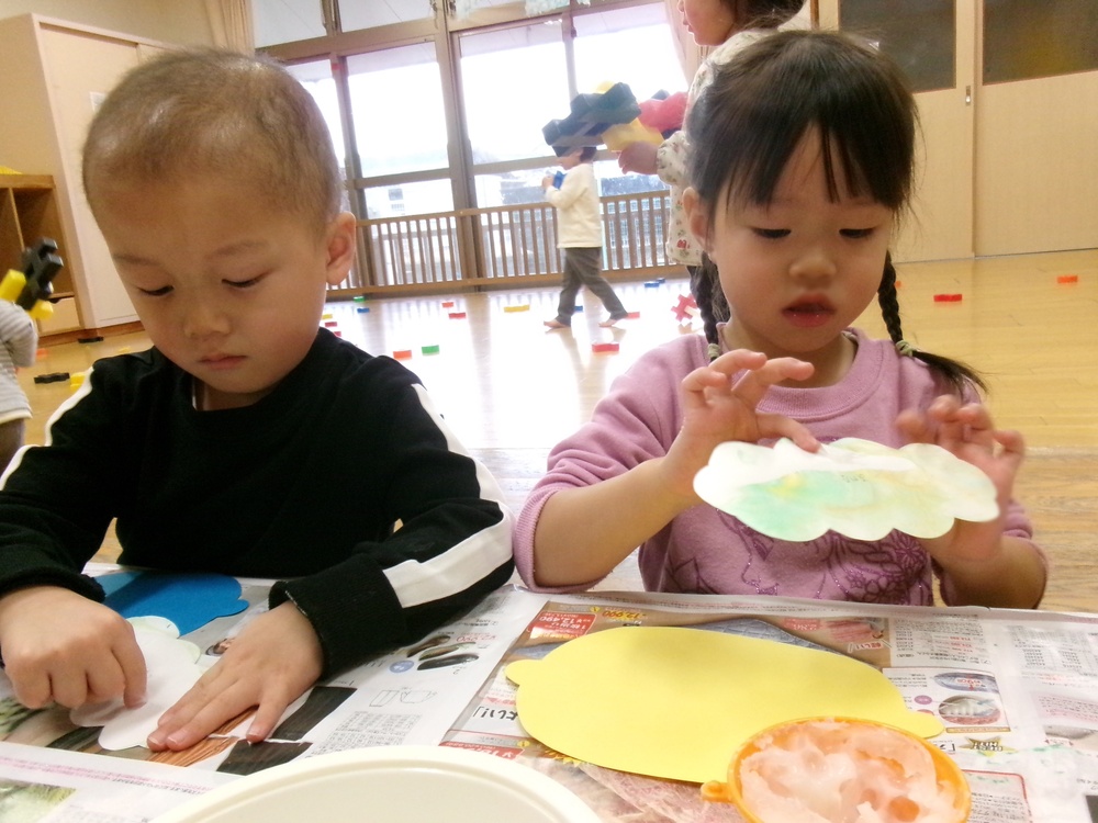 製作をする子ども (3)