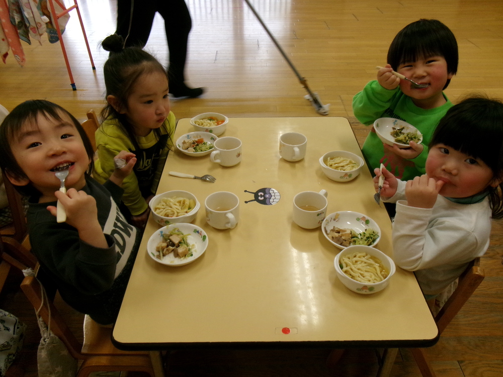 給食の様子 (2)