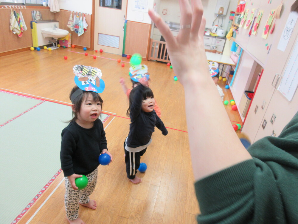 豆まきごっこの様子 (1)