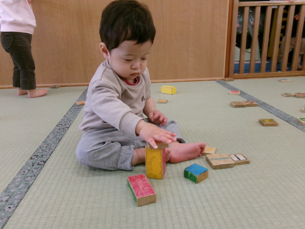 積み木を重ねる２