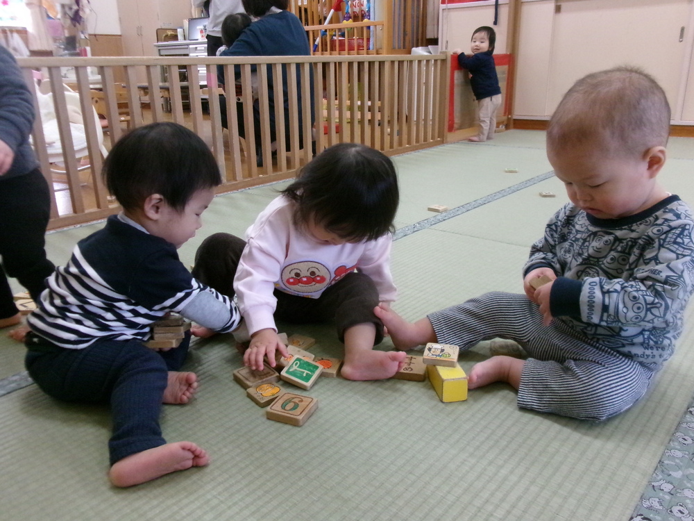 積み木を重ねる４