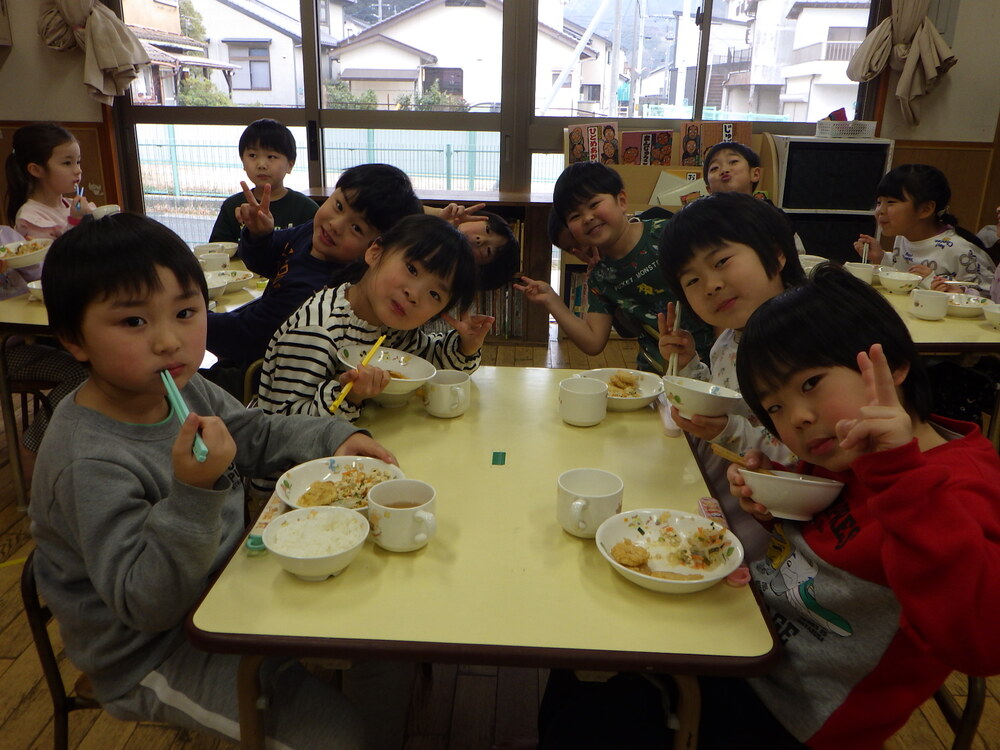 給食を食べる様子