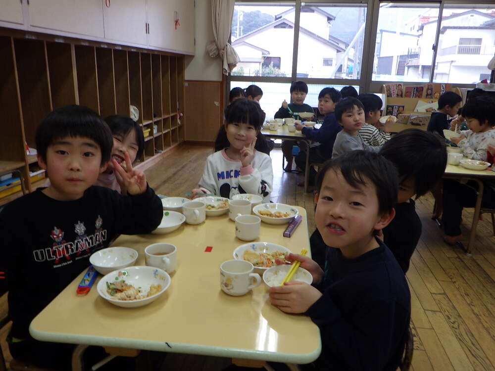 給食を食べている