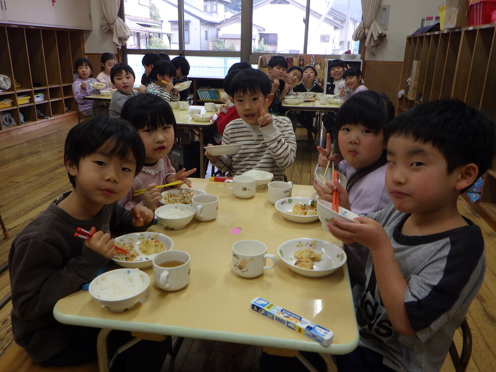 給食を食べている