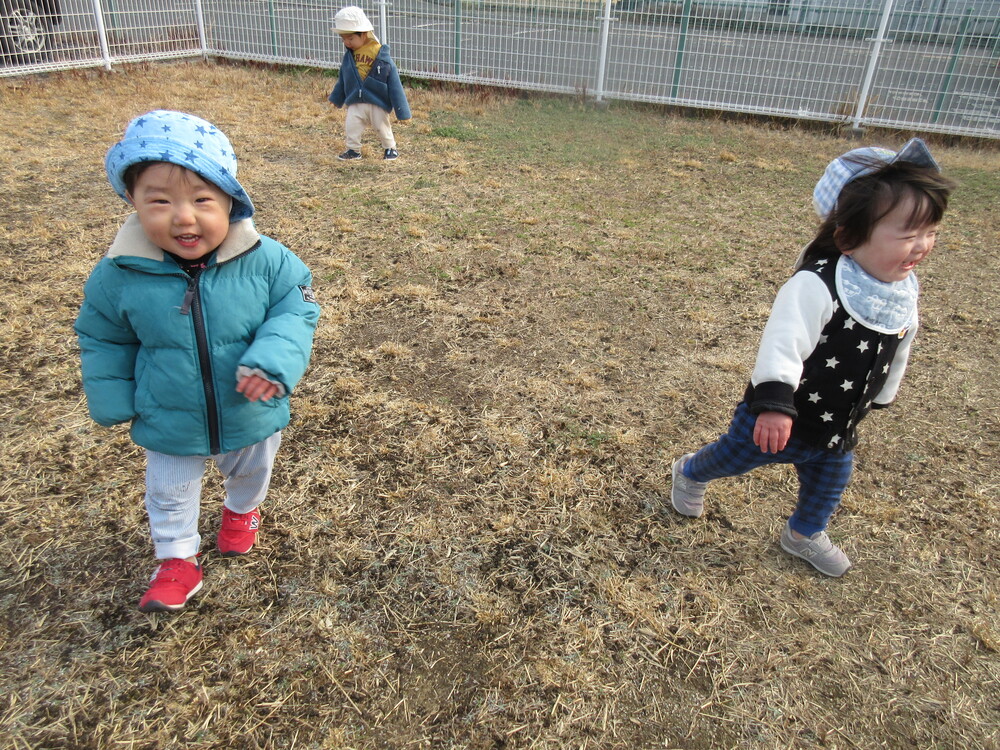 園庭で遊んでいる様子