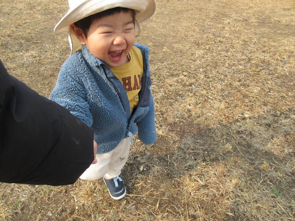 園庭で遊んでいる様子