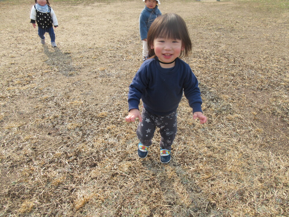 園庭で遊んでいる様子