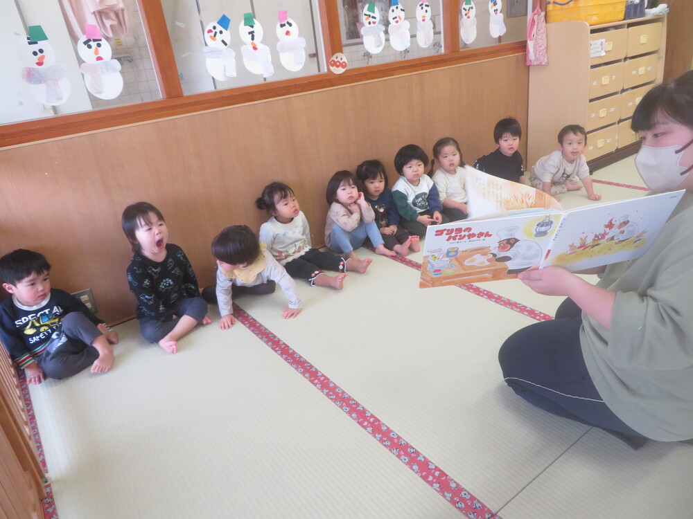 絵本を読んでもらう様子