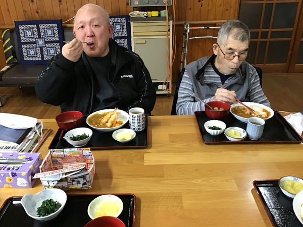 食事中