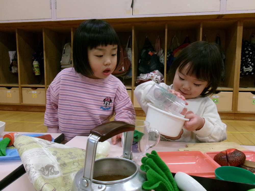おままごとで遊ぶ子ども