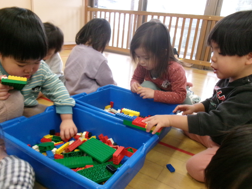 レゴブロックで遊ぶ子ども