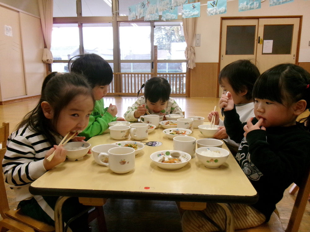 給食を食べる子ども