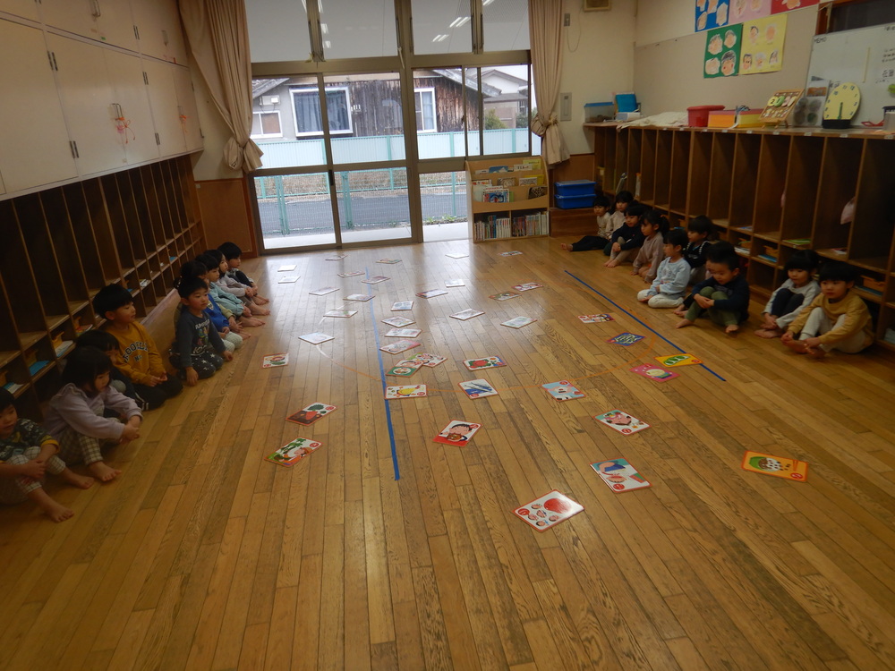 カルタをしている様子 (1)