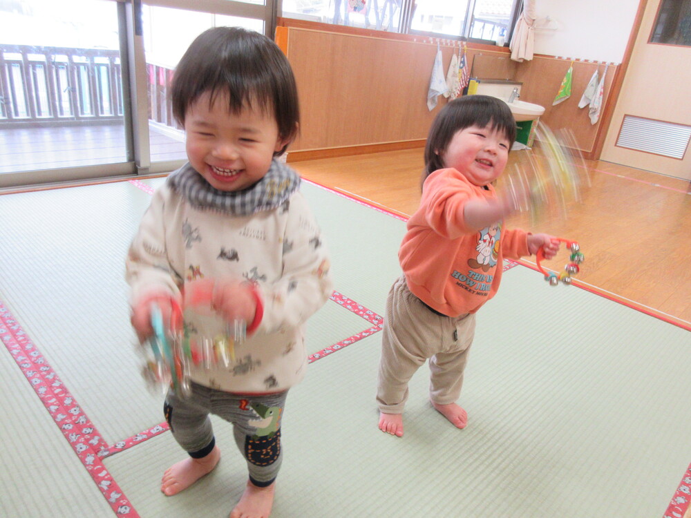 鈴を鳴らしている様子