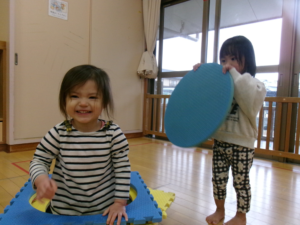 プラポイントで遊ぶ子ども (3)