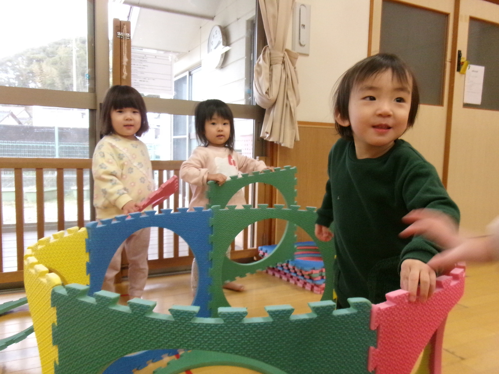 プラポイントで遊ぶ子ども (4)
