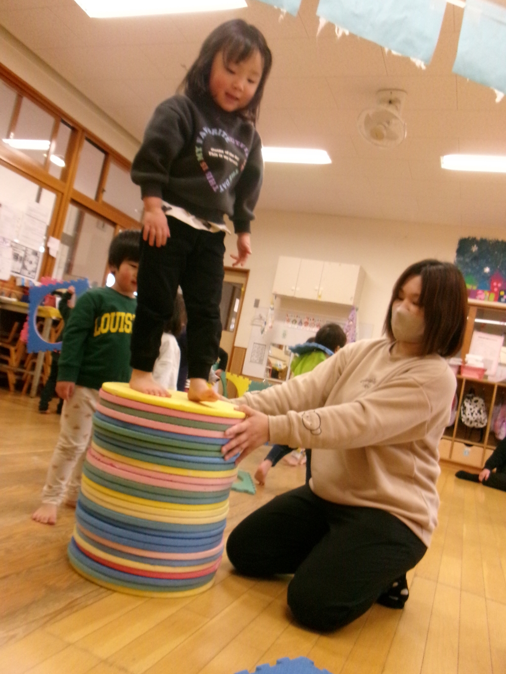 プラポイントで遊ぶ子ども (6)