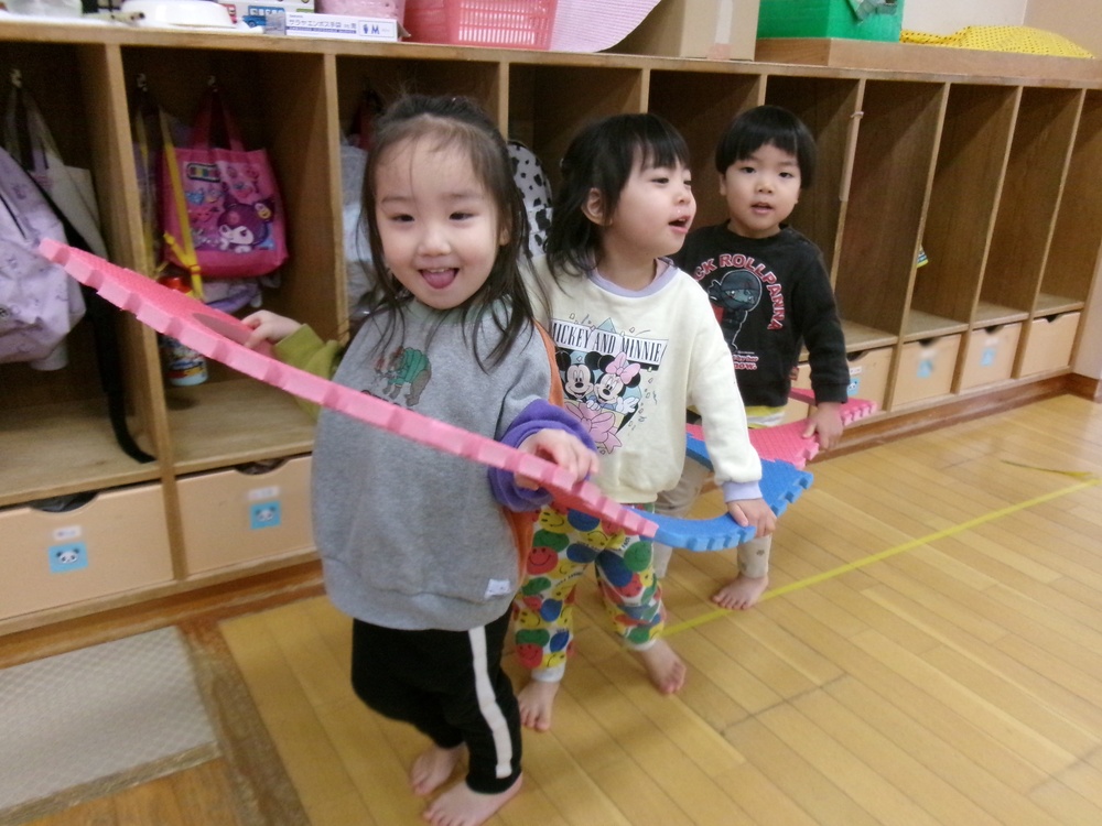 電車ごっこをする子ども